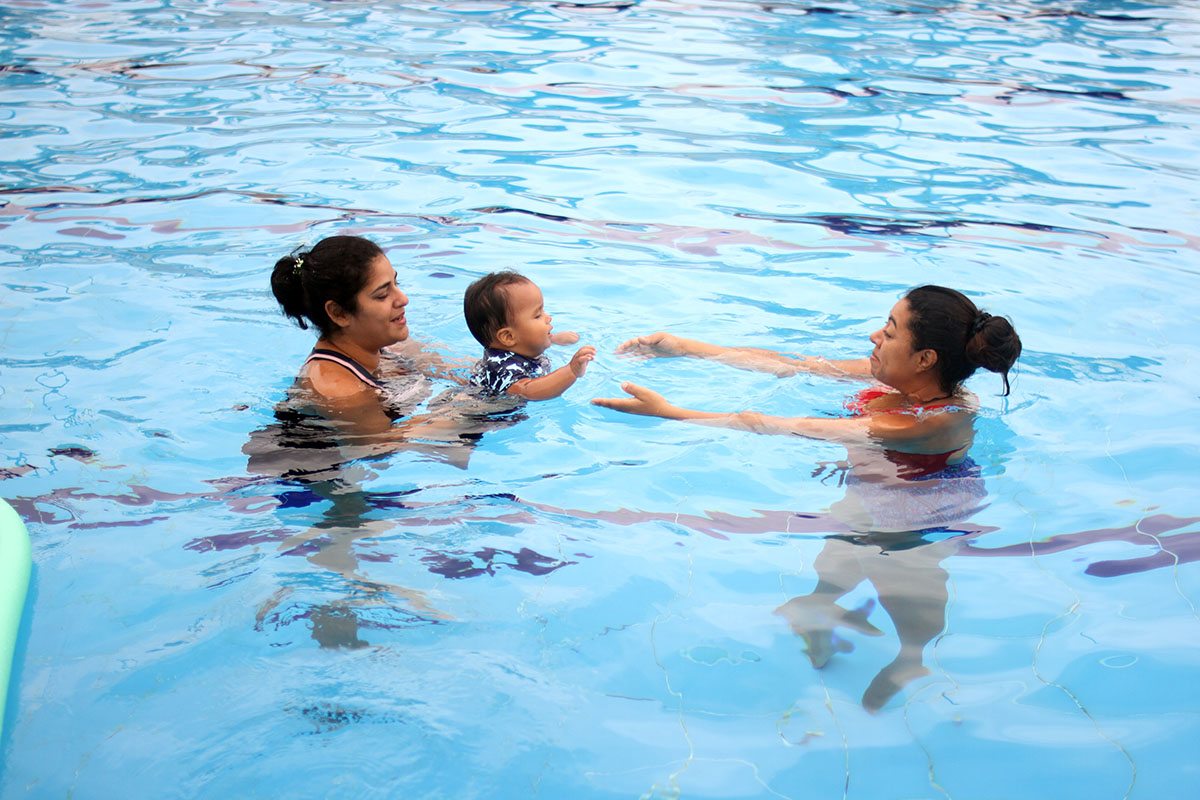 Aprendiendo a nadar a los seis meses de edad